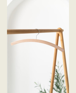 Dámské dřevěné ramínko D – na trička, halenky a šaty (42 cm)