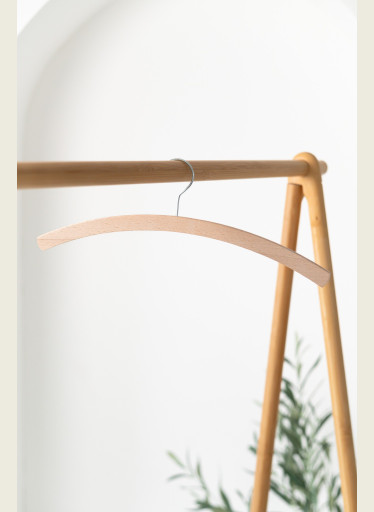 Dámské dřevěné ramínko D – na trička, halenky a šaty (42 cm)