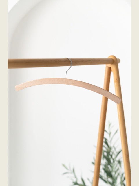 Dámské dřevěné ramínko D – na trička, halenky a šaty (42 cm)