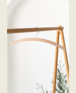 Dámské dřevěné ramínko D2Z – na trička, halenky, šaty na ramínka (42 cm)