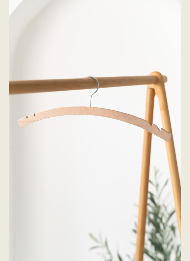 Dámské dřevěné ramínko D2Z – na trička, halenky, šaty na ramínka (42 cm)