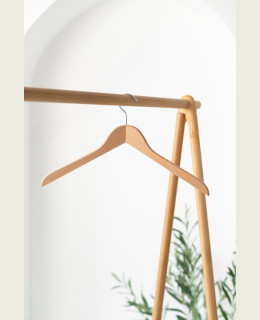 Dámské dřevěné ramínko DK – na saka, bundy, kabáty a košile (44 cm)