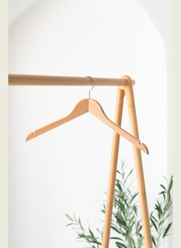 Dámské dřevěné ramínko DKZ – na saka, bundy, kabáty a košile (44 cm)