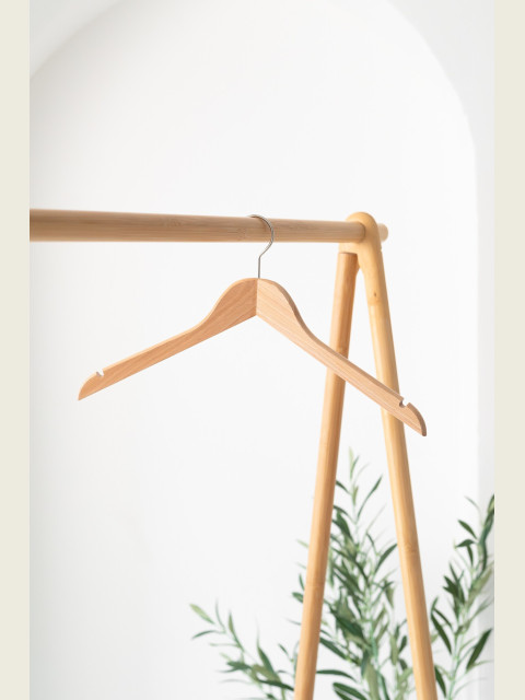 Dámské dřevěné ramínko DKZ – na saka, bundy, kabáty a košile (44 cm)