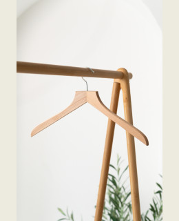 Dámské dřevěné ramínko DS – na saka, bundy, kabáty a košile (44 cm)