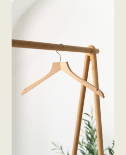 Dámské dřevěné ramínko DSZ – na saka, bundy, kabáty a šaty (44 cm)