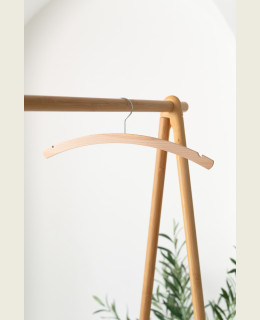 Dámské dřevěné ramínko DZ – na šaty a halenky (42 cm)