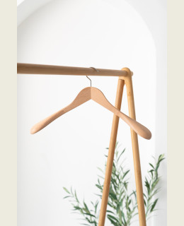 Masivní dřevěné ramínko MAS – na kabáty, saka a bundy (44 cm)