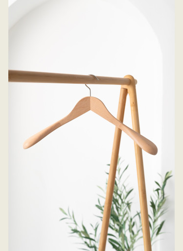 Masivní dřevěné ramínko MAS – na kabáty, saka a bundy (44 cm)