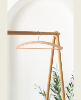 Pánské dřevěné ramínko P – s kalhotovou tyčí na košile, saka a kalhoty (42 cm)