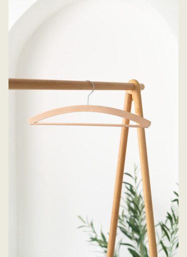 Pánské dřevěné ramínko P – s kalhotovou tyčí na košile, saka a kalhoty (42 cm)