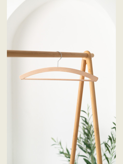 Pánské dřevěné ramínko P – s kalhotovou tyčí na košile, saka a kalhoty (42 cm)