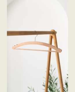 Pánské dřevěné ramínko P2Z – se zářezy a kalhotovou tyčí na košile, saka a kalhoty (42 cm)