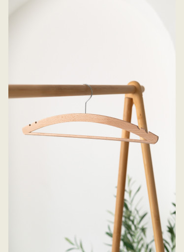 Pánské dřevěné ramínko P2Z – se zářezy a kalhotovou tyčí na košile, saka a kalhoty (42 cm)