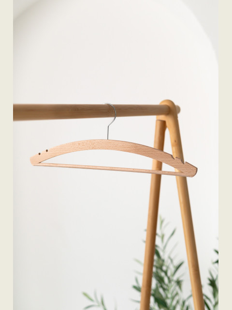 Pánské dřevěné ramínko P2Z – se zářezy a kalhotovou tyčí na košile, saka a kalhoty (42 cm)