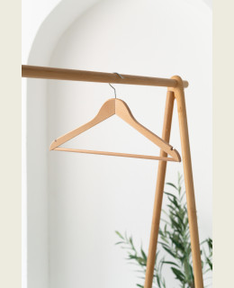 Pánské dřevěné ramínko PKZ – se zářezy a kalhotovou tyčí na saka, bundy a kalhoty (44 cm)