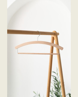 Pánské dřevěné ramínko PL – s kalhotovou tyčí na košile, trička, saka a kalhoty (42 cm)