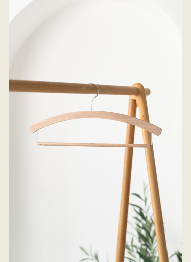 Pánské dřevěné ramínko PL – s kalhotovou tyčí na košile, trička, saka a kalhoty (42 cm)