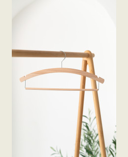 Pánské dřevěné ramínko PLZ – na košile, trička, saka a kalhoty (42 cm)