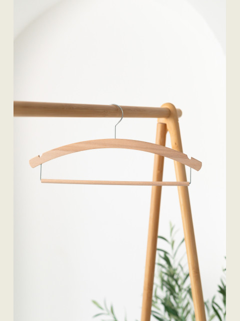 Pánské dřevěné ramínko PLZ – na košile, trička, saka a kalhoty (42 cm)