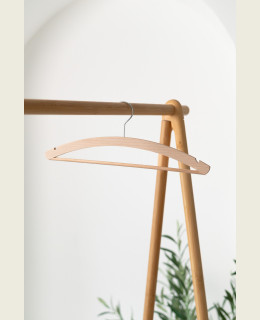 Pánské dřevěné ramínko PZ – na trička, košile, saka a kalhoty se zářezy (42 cm)