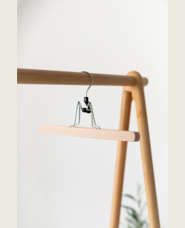 Dřevěné ramínko SP-L – lakovaný skřipec na kalhoty a sukně (25–40 cm)