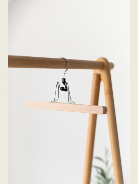 Dřevěné ramínko SP-V – voskovaný skřipec na kalhoty a sukně (25 a 30 cm)