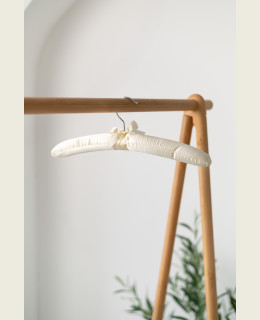 Saténové šatní ramínko SAT – na halenky a šaty (38 cm)