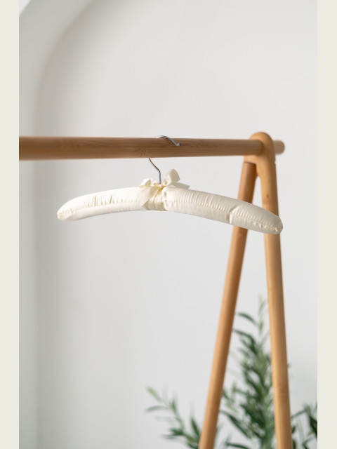 Saténové šatní ramínko SAT – na halenky a šaty (38 cm)