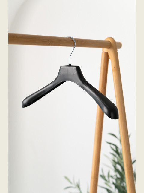 Plastové ramínko AN – na saka, bundy a kabáty (36–48 cm)