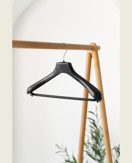 Plastové ramínko AN s příčkou – na saka, kalhoty a sukně (38–48 cm)