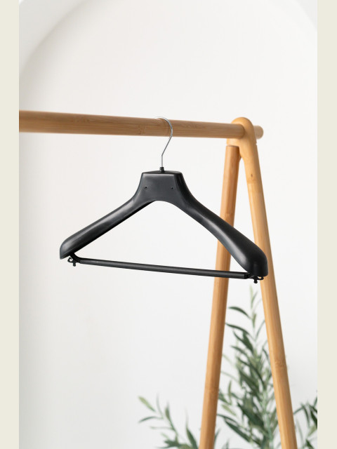 Plastové ramínko AN s příčkou – na saka, kalhoty a sukně (38–48 cm)