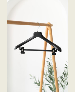 Plastové ramínko AN s příčkou a klipy – na saka, kalhoty i sukně (45 cm)