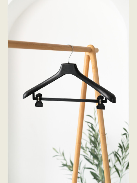 Plastové ramínko AN s příčkou a klipy – na saka, kalhoty i sukně (45 cm)