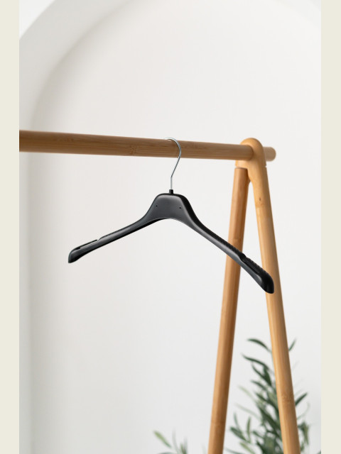 Plastové ramínko F1 se zářezy – na trička, košile a šaty na ramínka (42–45 cm)