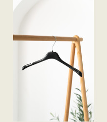 Plastové ramínko F2 se zářezy – na trička, košile a šaty na ramínka (38 cm)