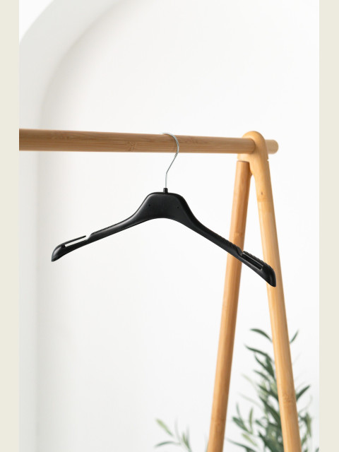 Plastové ramínko F2 se zářezy – na trička, košile a šaty na ramínka (38 cm)