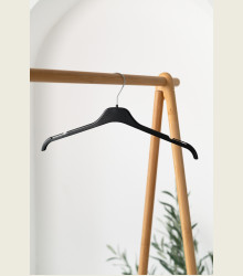 Plastové ramínko GN se zářezy – na halenky, šaty na ramínka a vesty (43 cm)