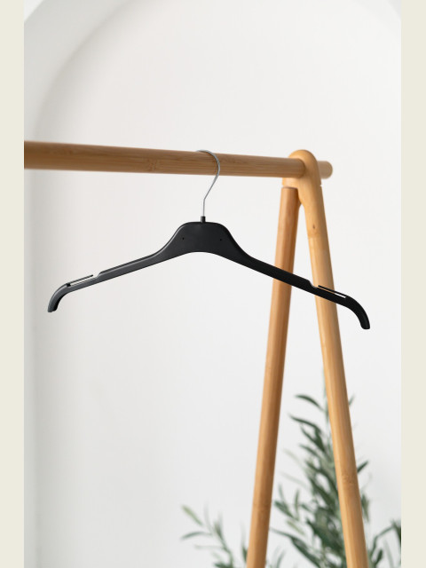 Plastové ramínko GN se zářezy – na halenky, šaty na ramínka a vesty (43 cm)