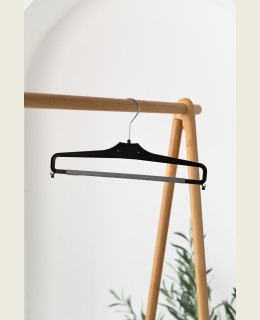 Plastové ramínko K s molitanem – na kalhoty a sukně bez sklouzávání (38 cm)