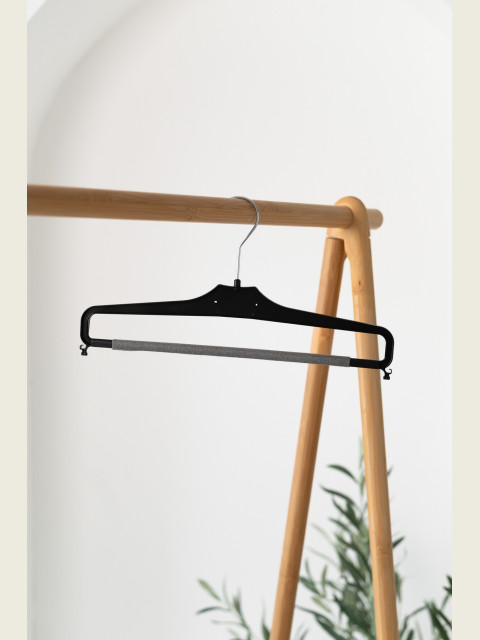 Plastové ramínko K s molitanem – na kalhoty a sukně bez sklouzávání (38 cm)