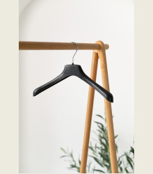 Plastové ramínko LUX – na saka, košile a bundy (36–50 cm)