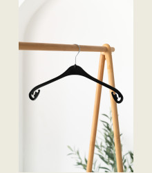 Plastové ramínko NA se zářezy – na tílka, halenky a oblečení na ramínka (43 cm)